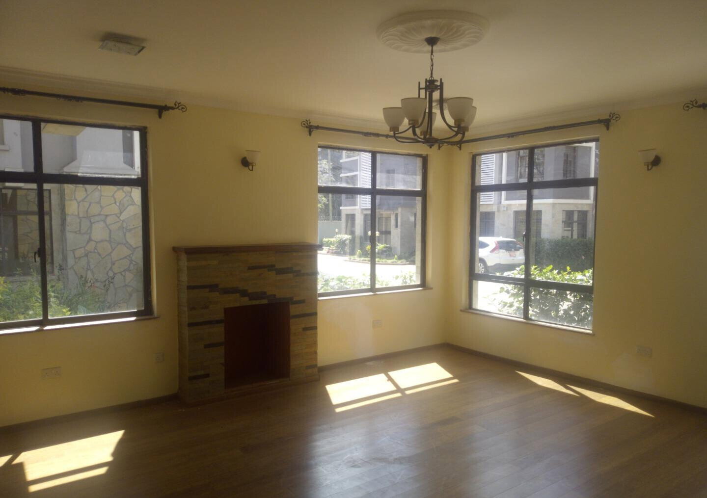 5BR Townhouse with DSQ & Landscaped Gardens - Lavington
