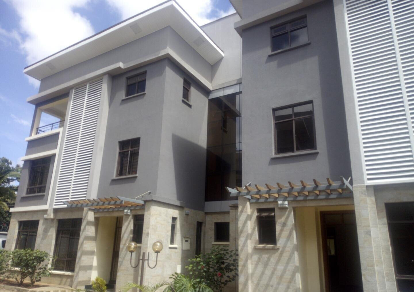 5BR Townhouse with DSQ & Landscaped Gardens - Lavington