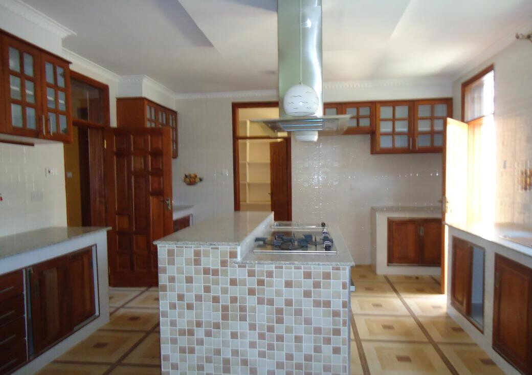 1/4-Acre 5-Ensuite Townhouse with Rooftop Terrace - Lavington