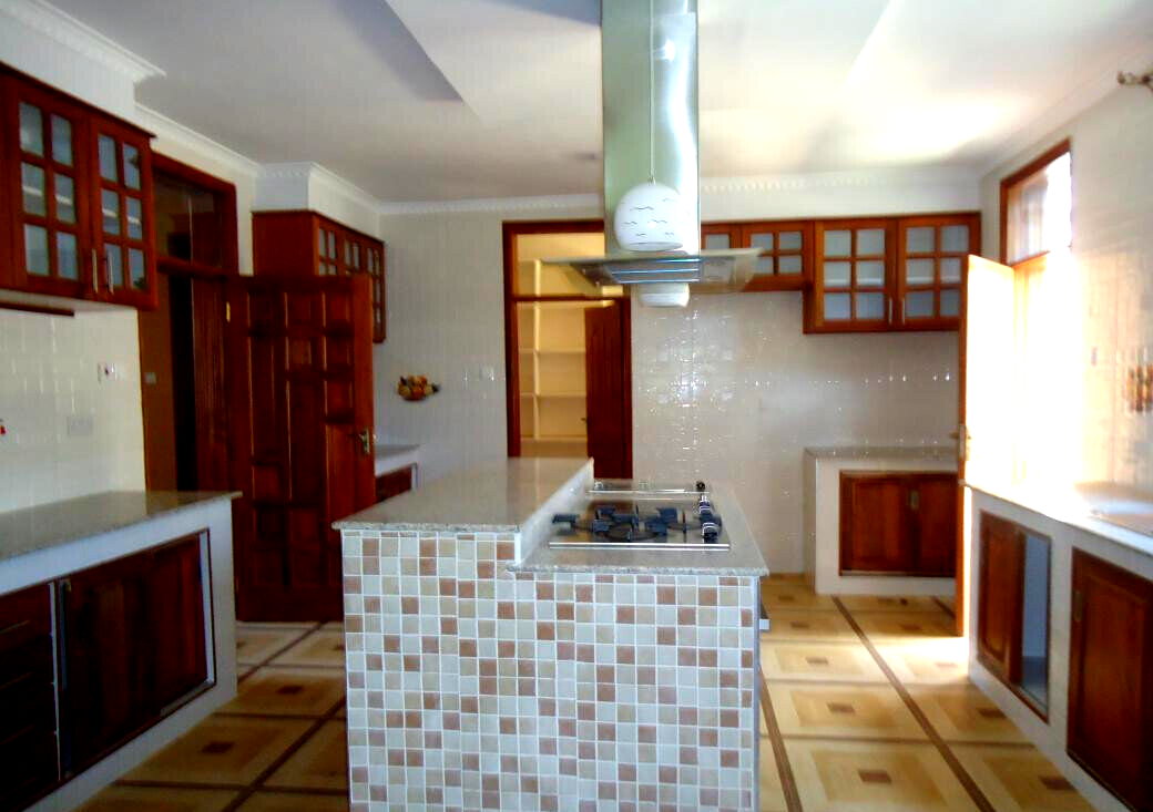 1/4-Acre 5-Ensuite Townhouse with Rooftop Terrace - Lavington