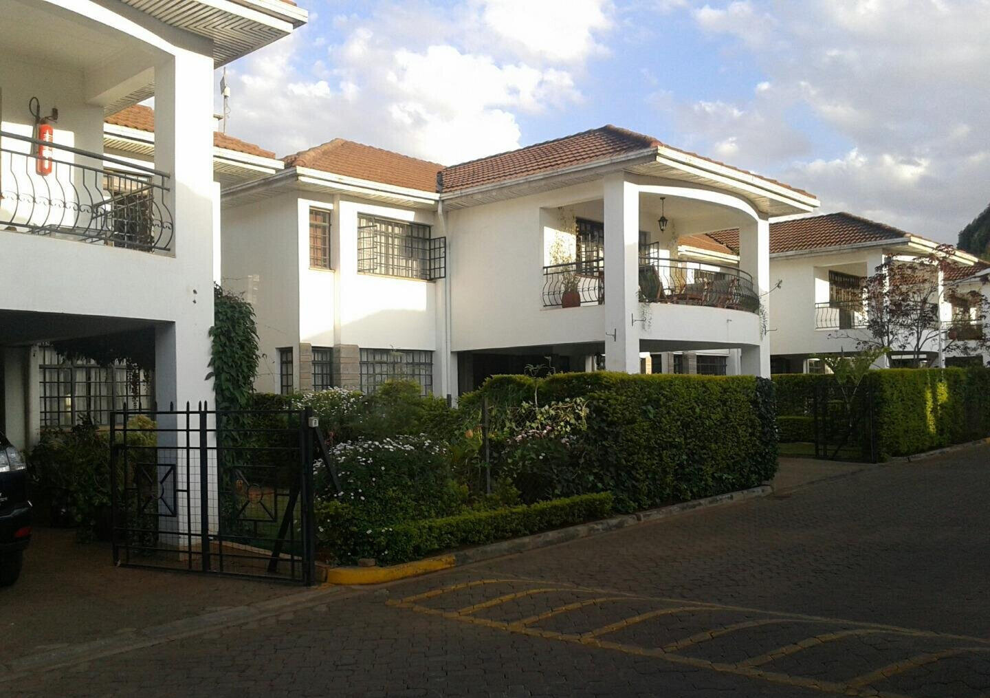 4BR Townhouse with Flat Garden & Fireplace - Brookside, Westlands
