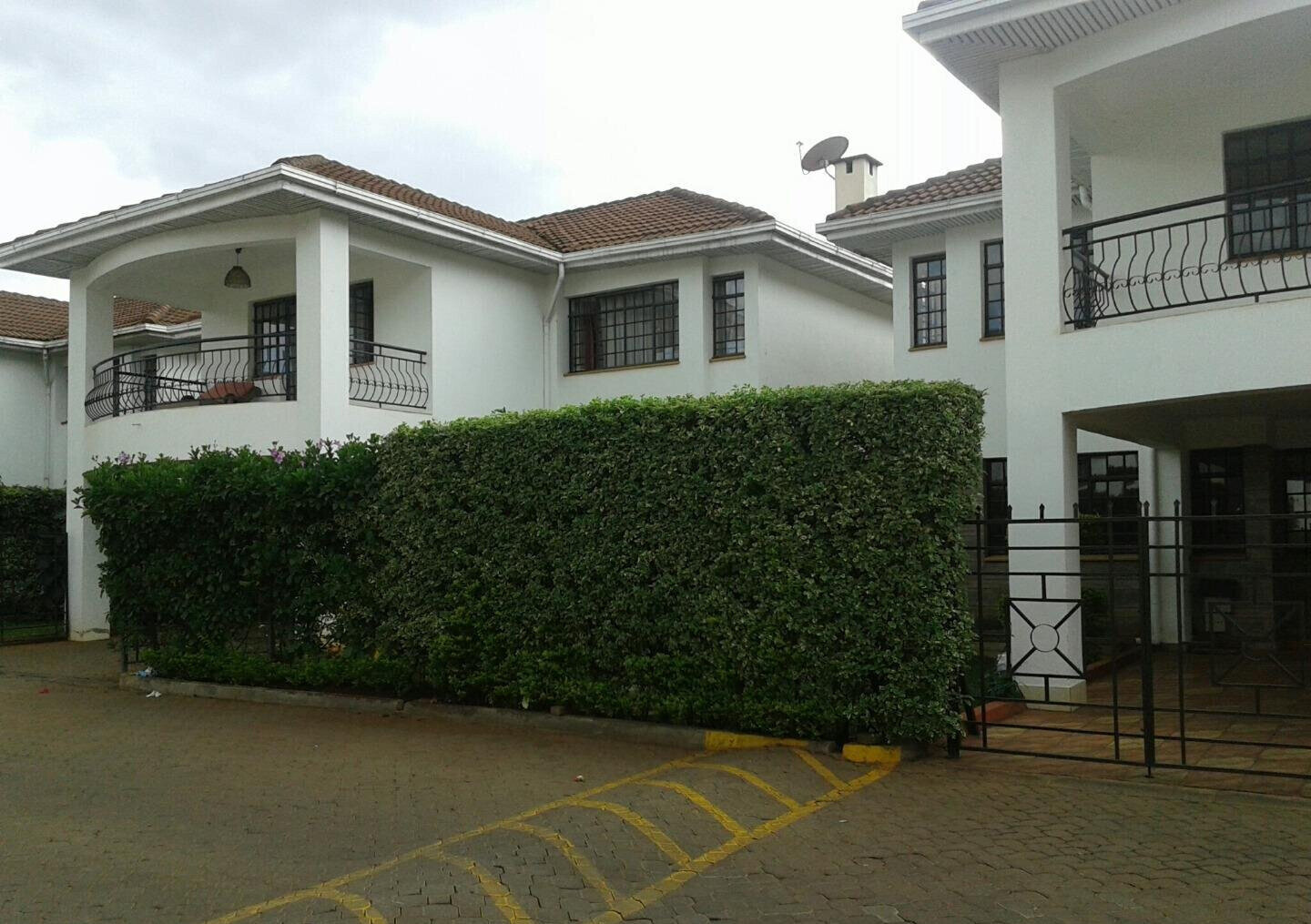 4BR Townhouse with Flat Garden & Fireplace - Brookside, Westlands