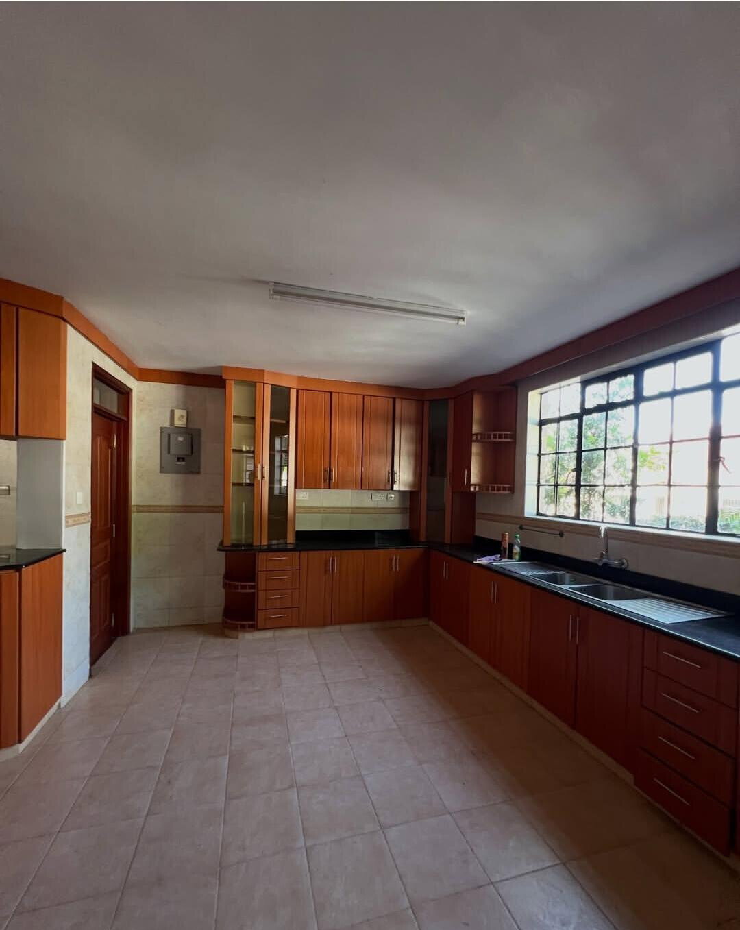 5-Ensuite Townhouse with Fireplaces & DSQs - Lavington