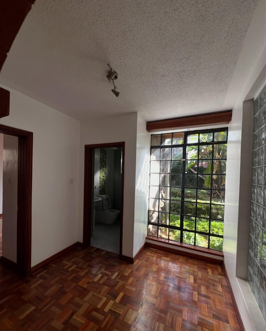 5-Ensuite Townhouse with Fireplaces & DSQs - Lavington
