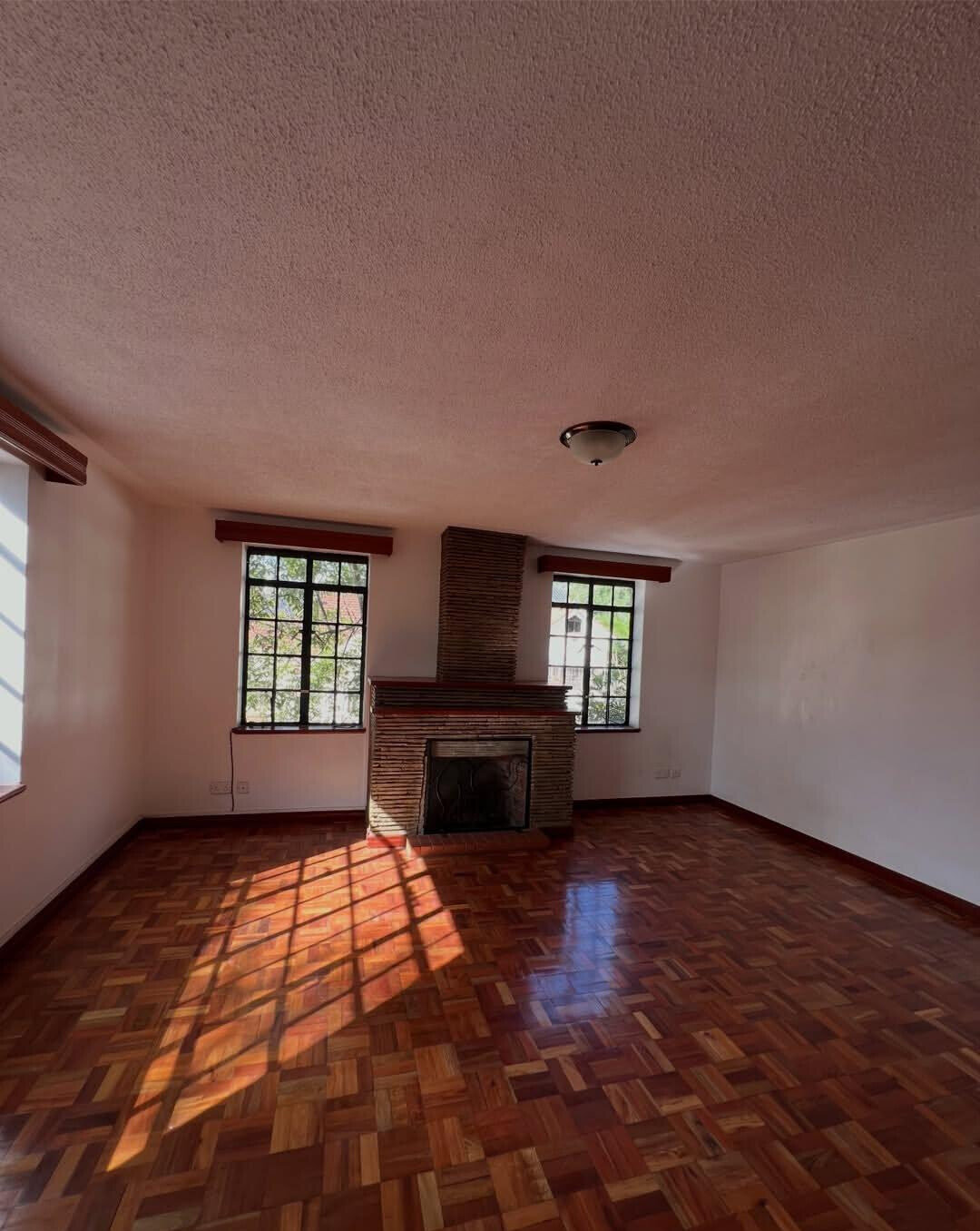 5-Ensuite Townhouse with Fireplaces & DSQs - Lavington