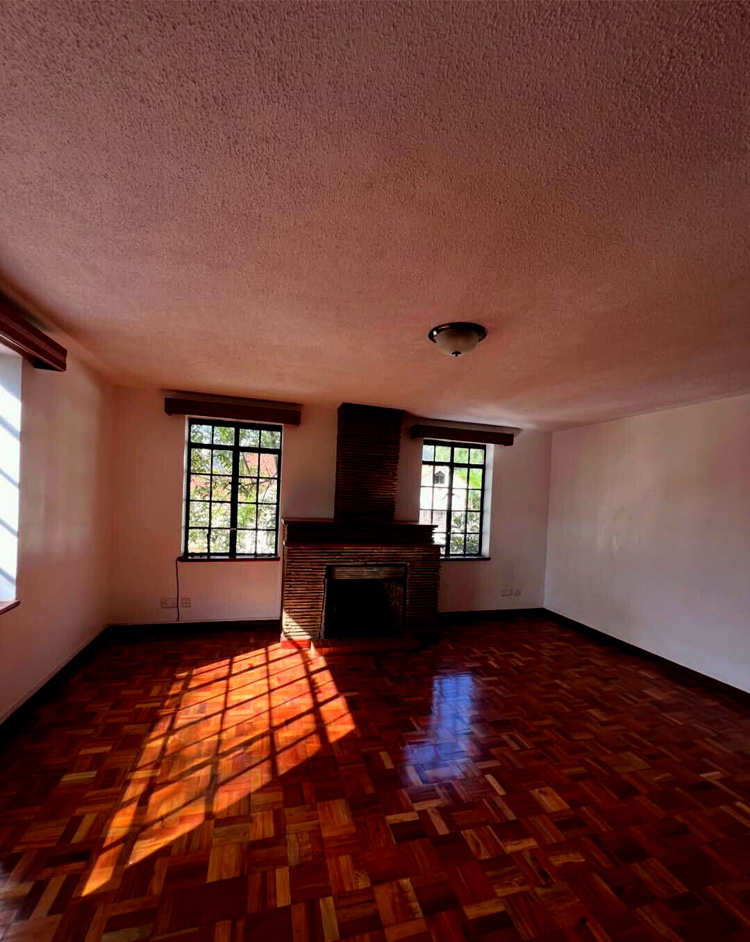 5-Ensuite Townhouse with Fireplaces & DSQs - Lavington