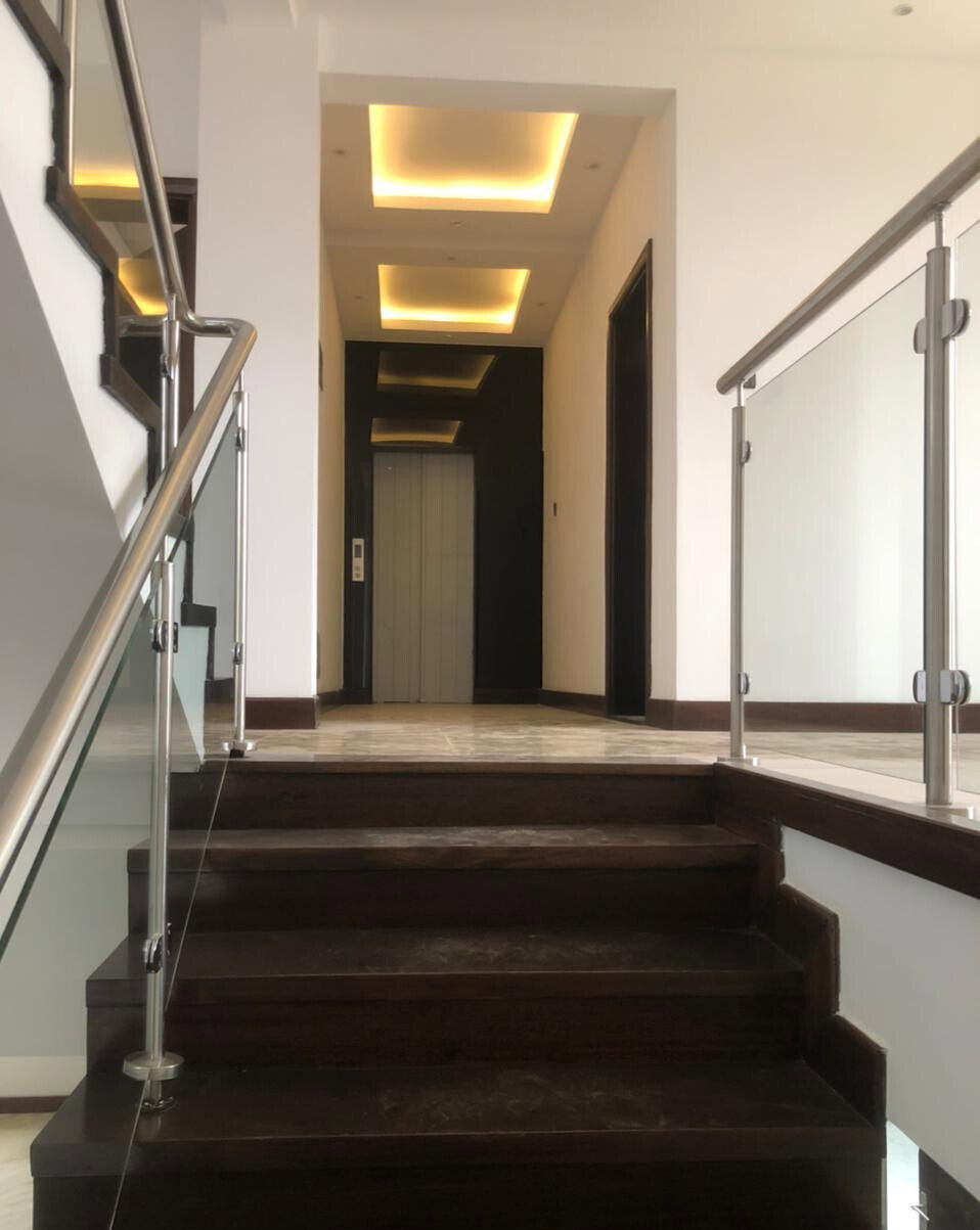 5-Ensuite Townhouse with Lift & Theatre Room - Spring Valley