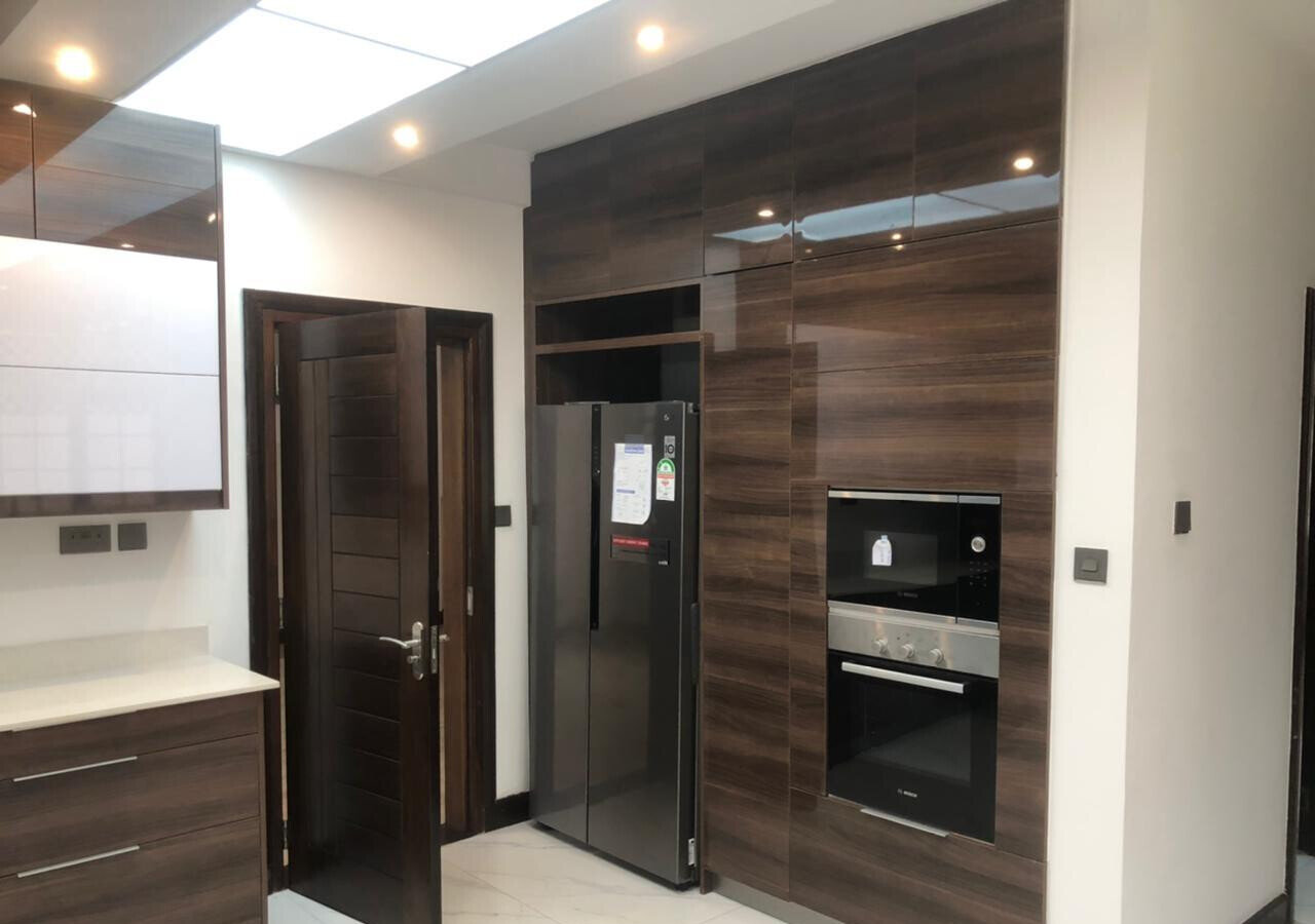 5-Ensuite Townhouse with Lift & Theatre Room - Spring Valley