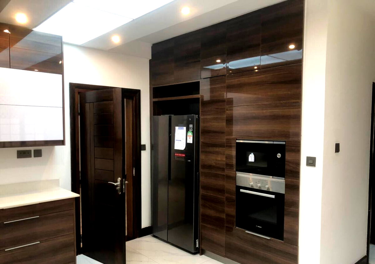 5-Ensuite Townhouse with Lift & Theatre Room - Spring Valley