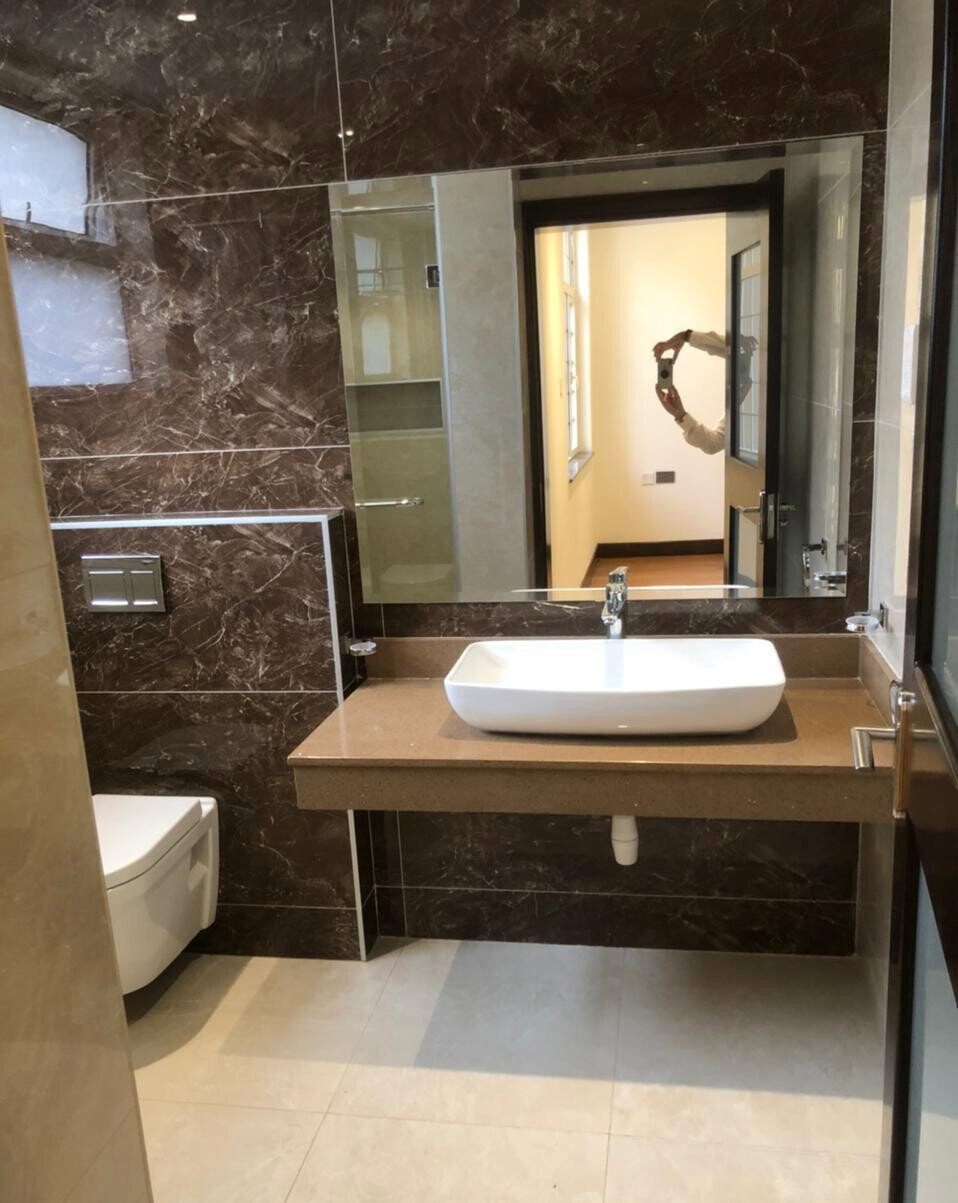 5-Ensuite Townhouse with Lift & Theatre Room - Spring Valley
