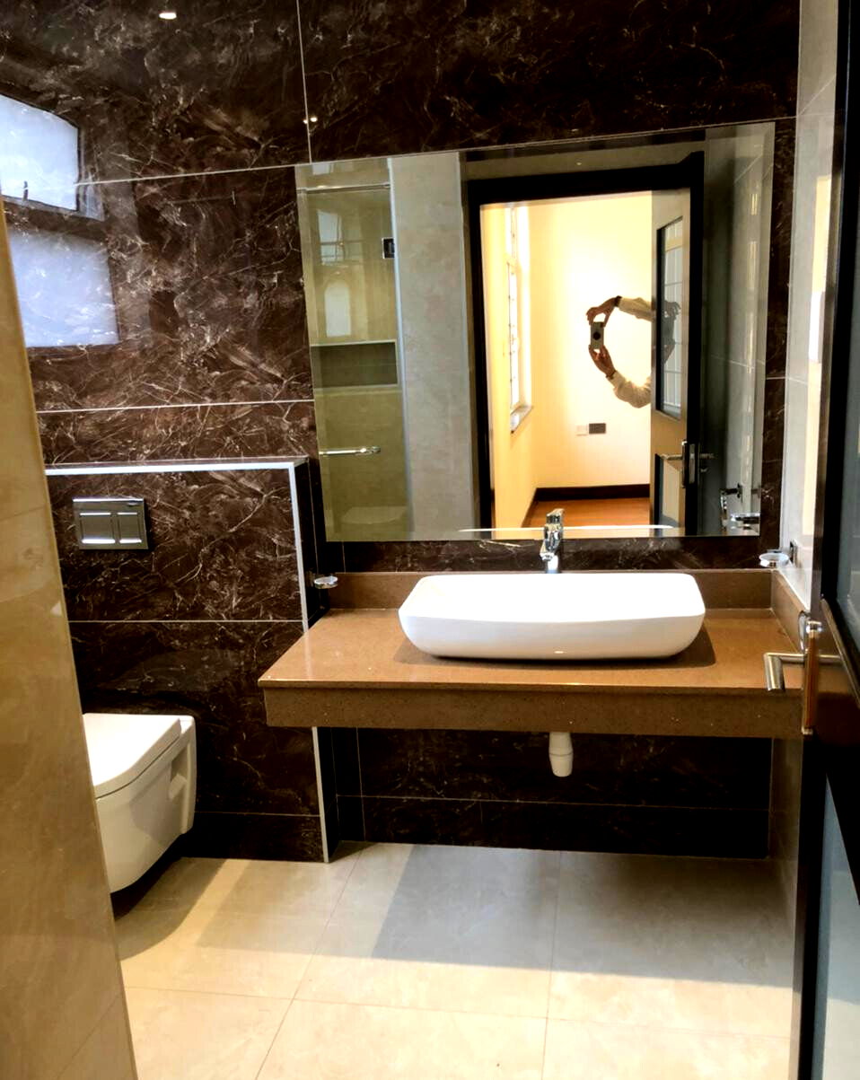 5-Ensuite Townhouse with Lift & Theatre Room - Spring Valley