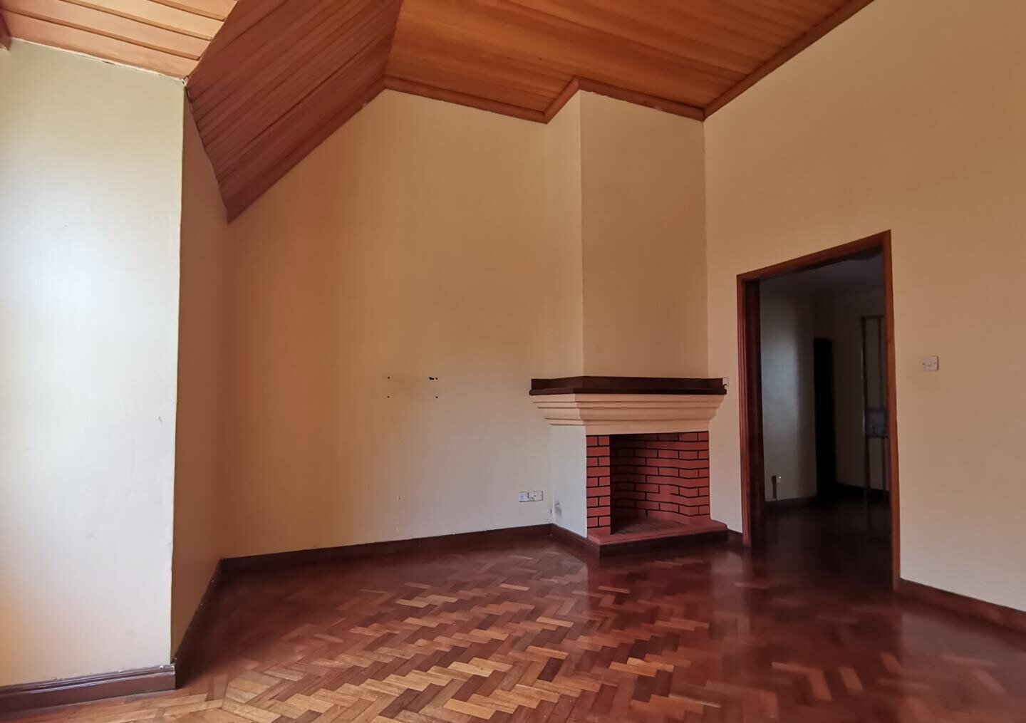 5-Ensuite Townhouse with Fireplace & Shared Pool - Lavington