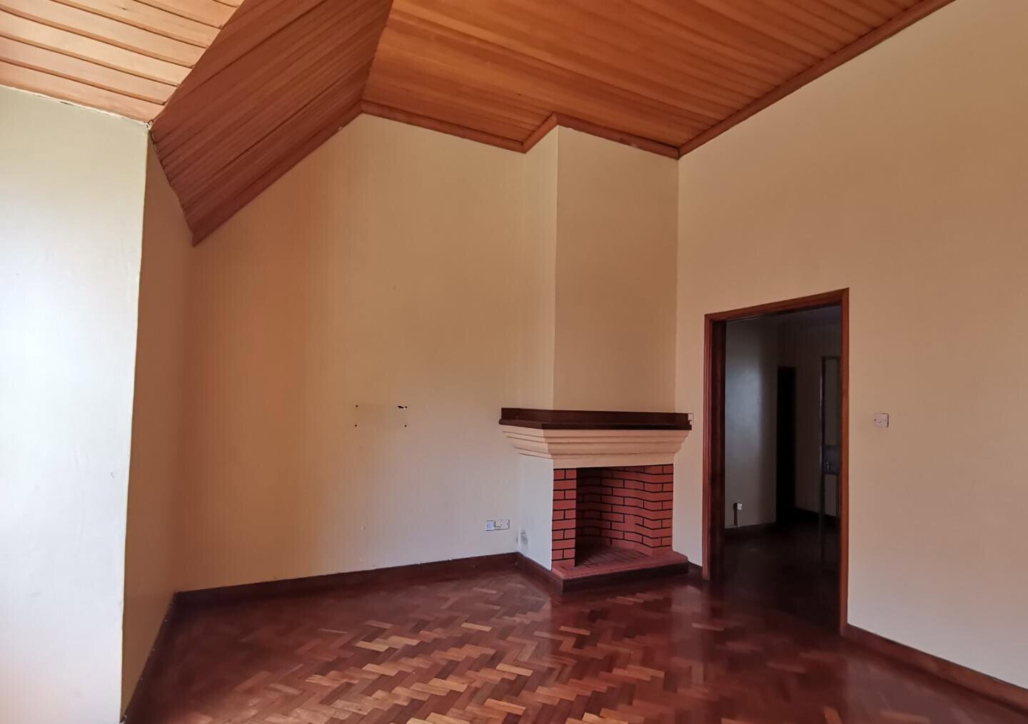 5-Ensuite Townhouse with Fireplace & Shared Pool - Lavington