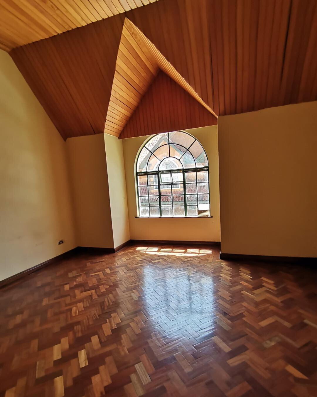 5-Ensuite Townhouse with Fireplace & Shared Pool - Lavington