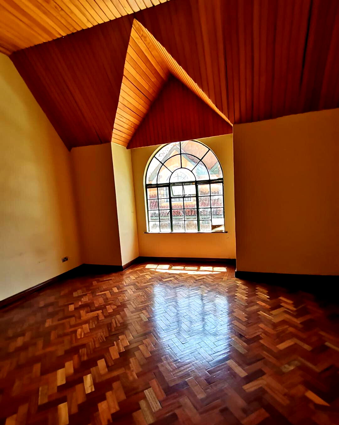 5-Ensuite Townhouse with Fireplace & Shared Pool - Lavington