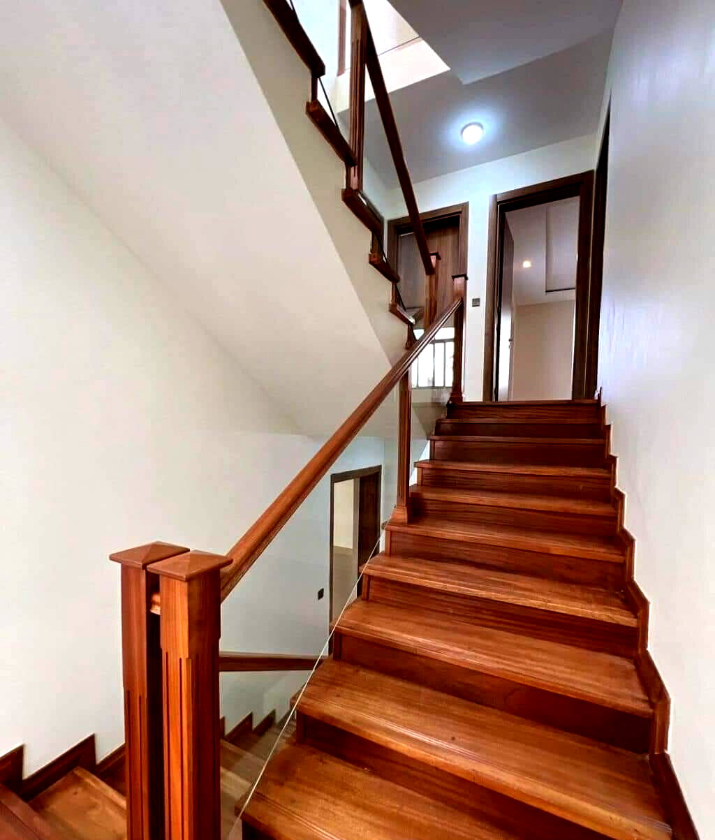 4-Ensuite Townhouse with Rooftop Terrace & Family Room - Lavington
