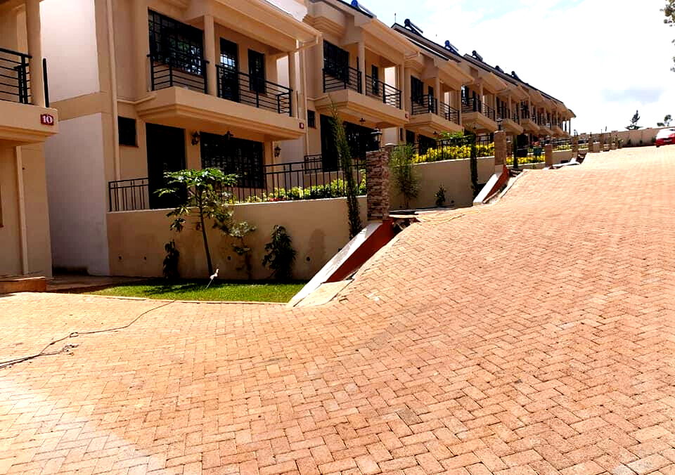 3BR All-Ensuite Townhouse with DSQ & Manicured Lawns – Windsor, Nairobi