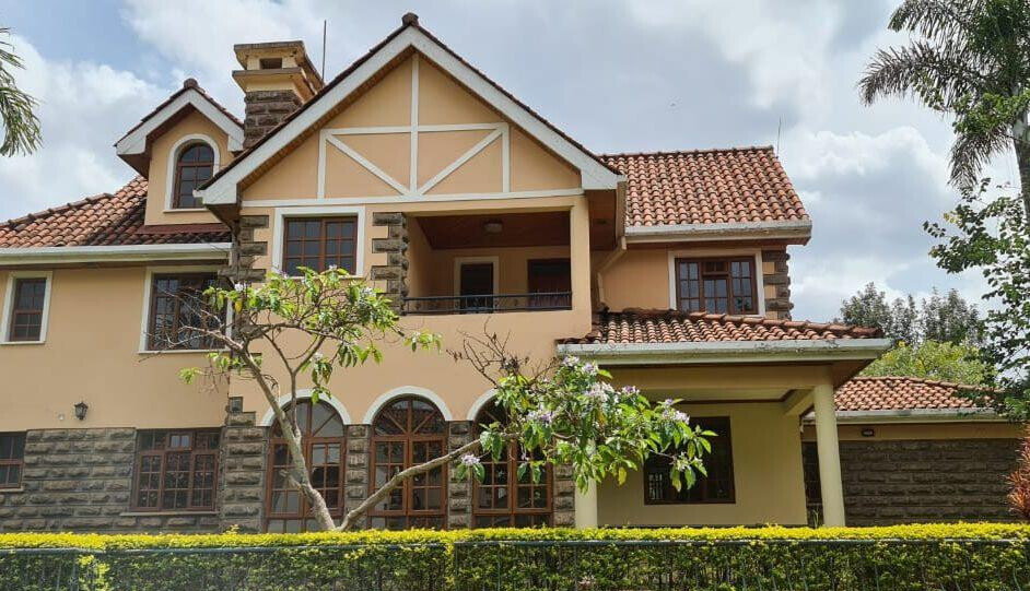 Split-Level Townhouse with Private Garden & Fireplace - Lavington