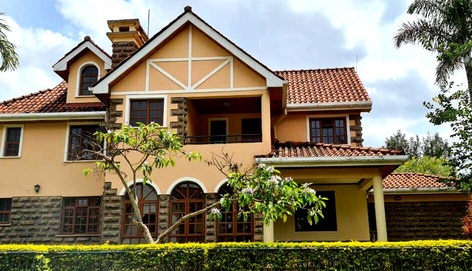 Split-Level Townhouse with Private Garden & Fireplace - Lavington