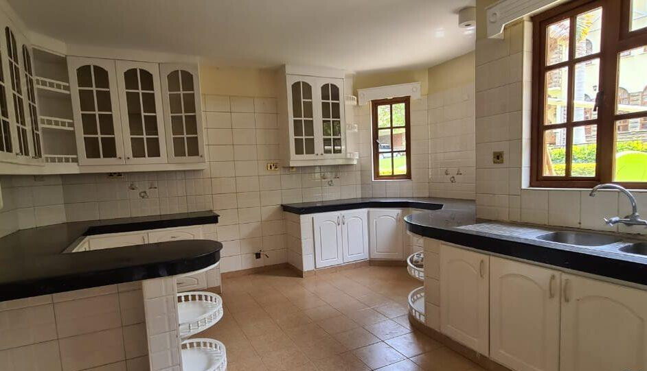 Split-Level Townhouse with Private Garden & Fireplace - Lavington