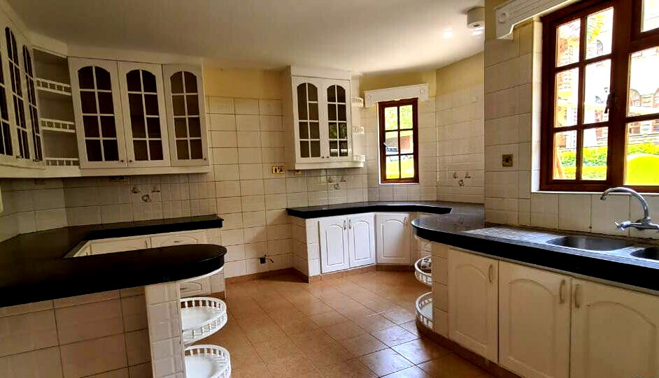 Split-Level Townhouse with Private Garden & Fireplace - Lavington