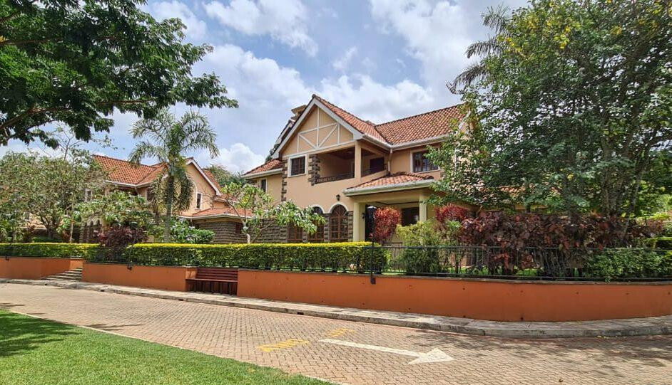 Split-Level Townhouse with Private Garden & Fireplace - Lavington