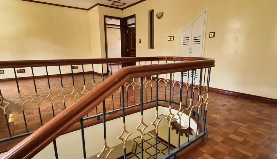Split-Level Townhouse with Private Garden & Fireplace - Lavington