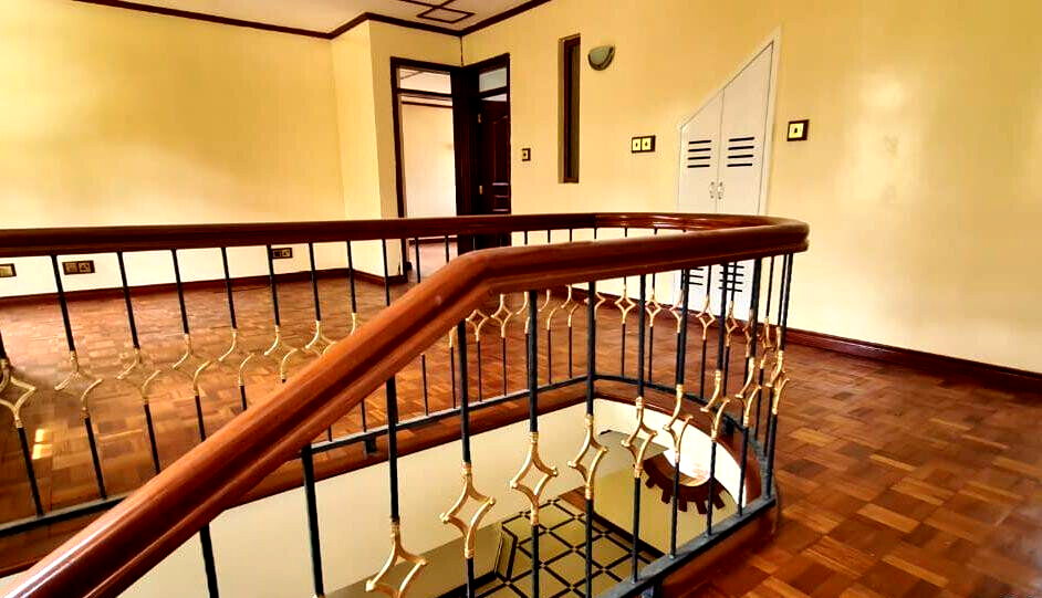 Split-Level Townhouse with Private Garden & Fireplace - Lavington