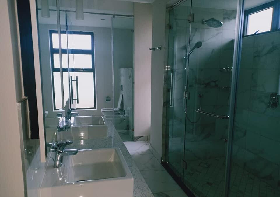 5-Bed Townhouse with Fireplace & Pool Access – Karen