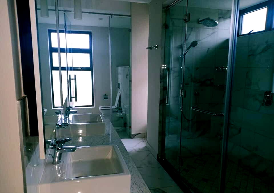 5-Bed Townhouse with Fireplace & Pool Access – Karen