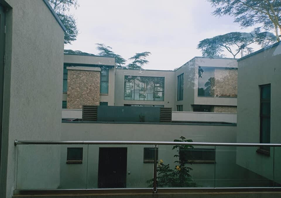 5-Bed Townhouse with Fireplace & Pool Access – Karen