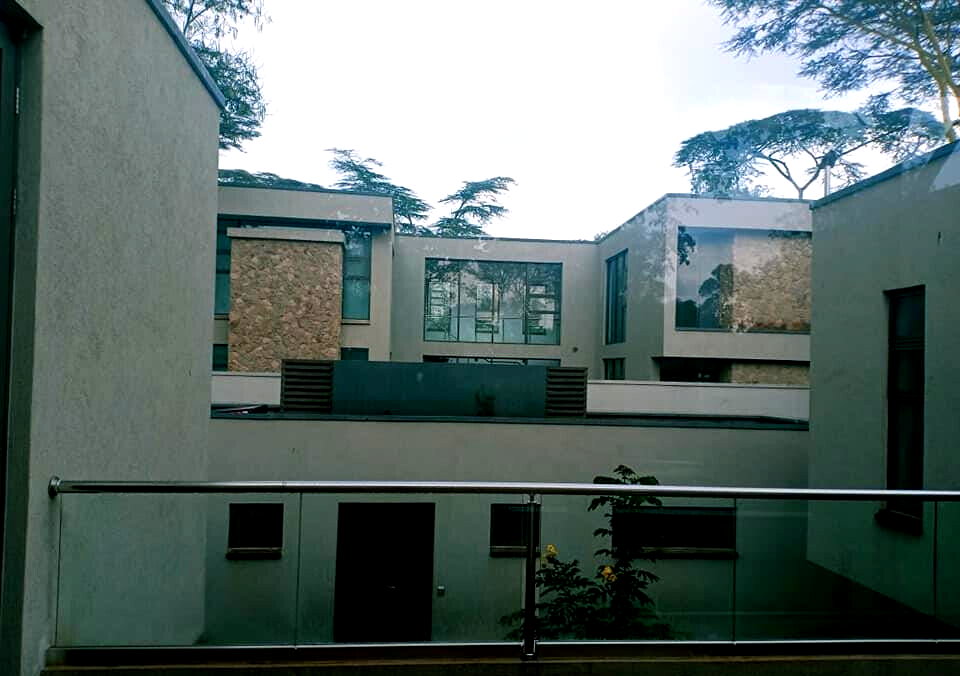 5-Bed Townhouse with Fireplace & Pool Access – Karen