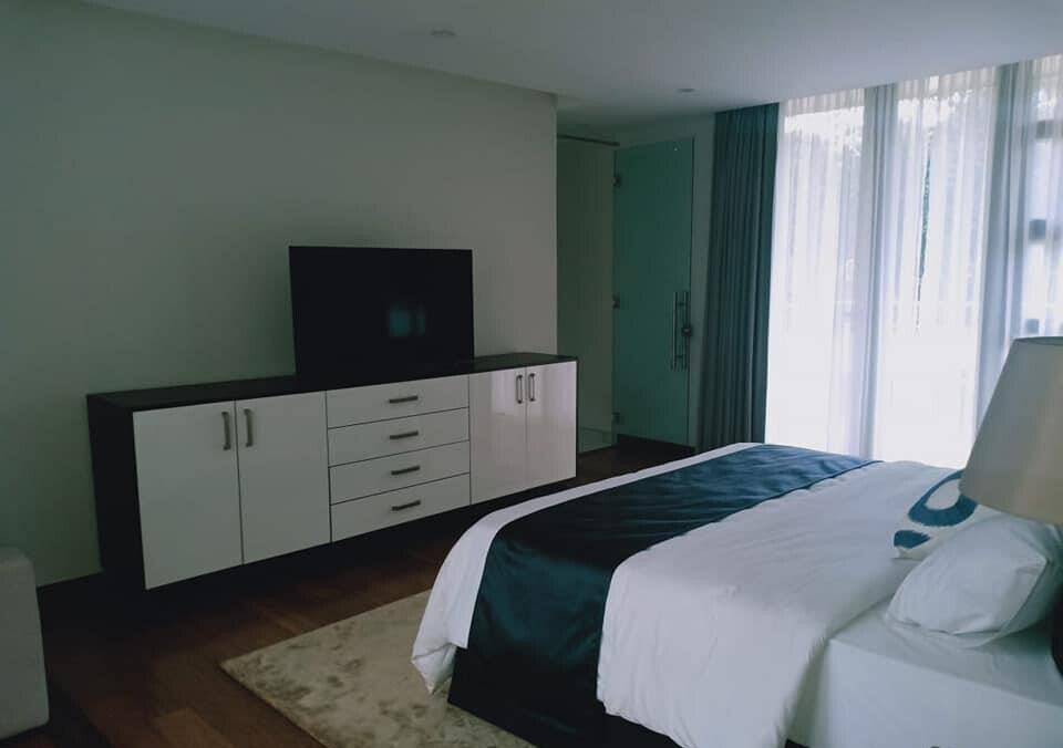 5-Bed Townhouse with Fireplace & Pool Access – Karen