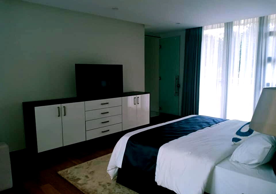 5-Bed Townhouse with Fireplace & Pool Access – Karen