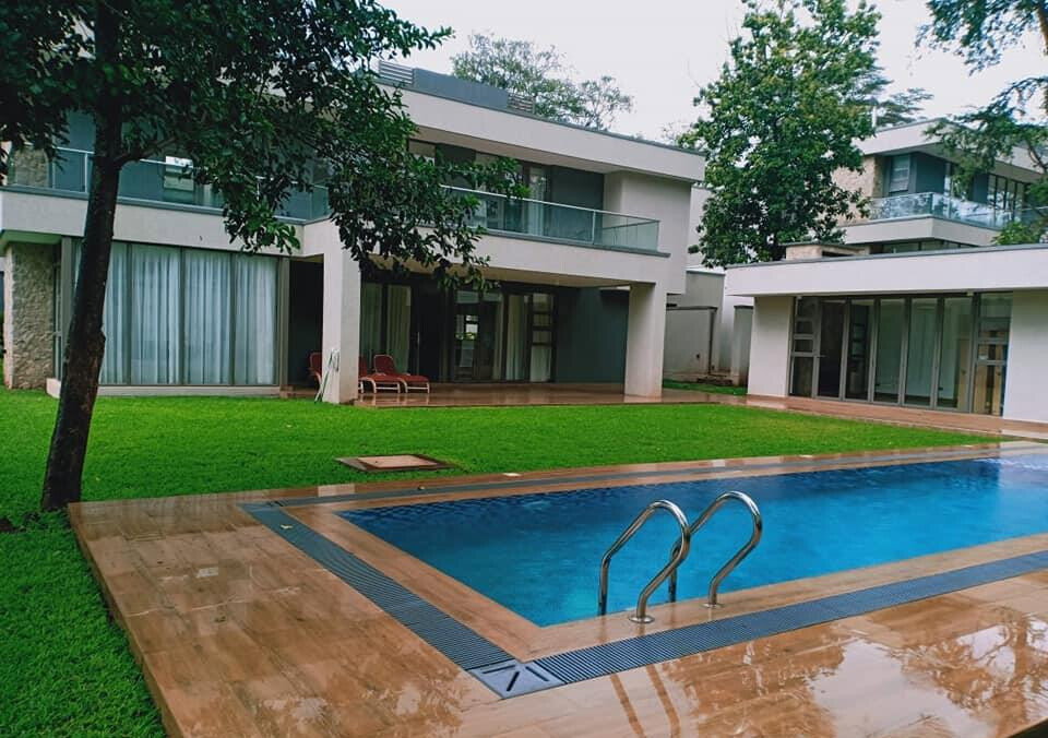 5-Bed Townhouse with Fireplace & Pool Access – Karen