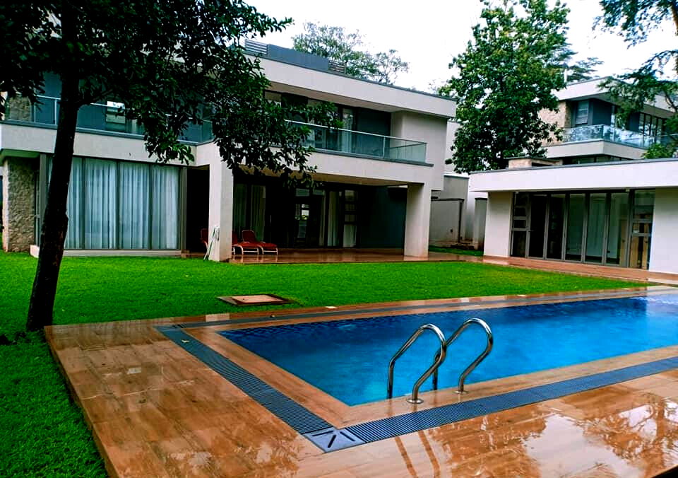 5-Bed Townhouse with Fireplace & Pool Access – Karen