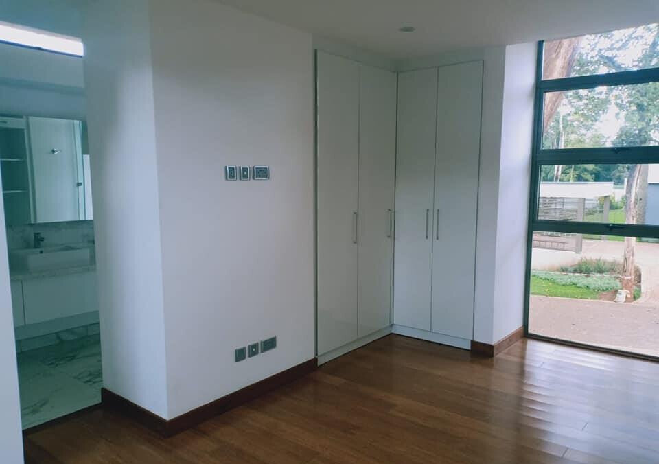5-Bed Townhouse with Fireplace & Pool Access – Karen
