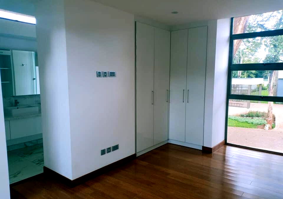5-Bed Townhouse with Fireplace & Pool Access – Karen