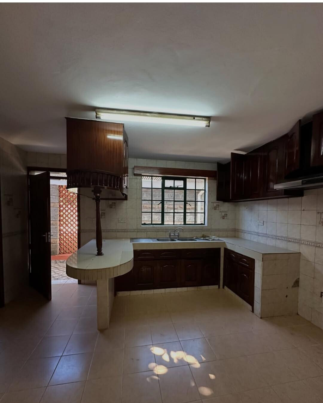 4BR Townhouse with Big Garden & DSQ - Lavington