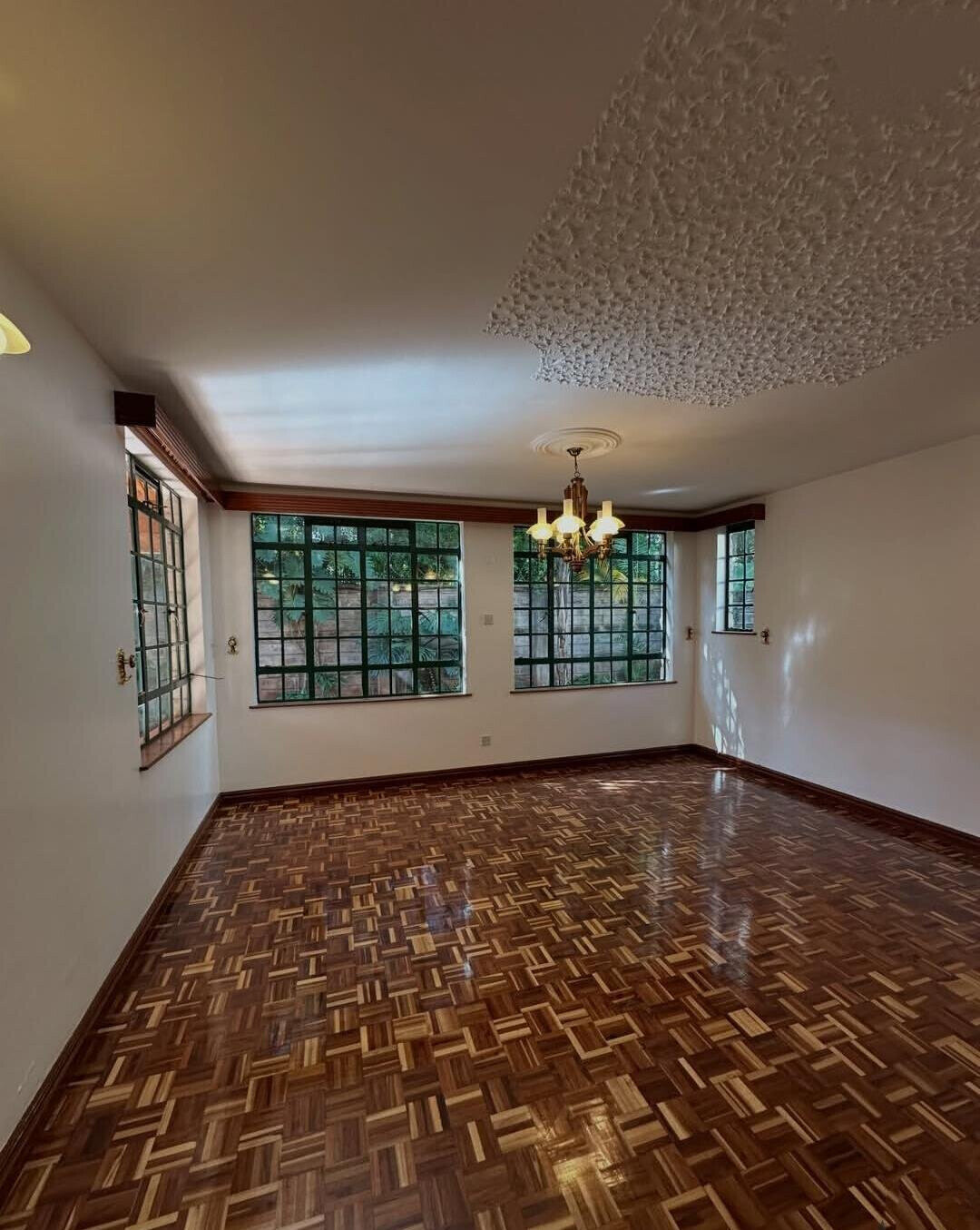 4BR Townhouse with Big Garden & DSQ - Lavington