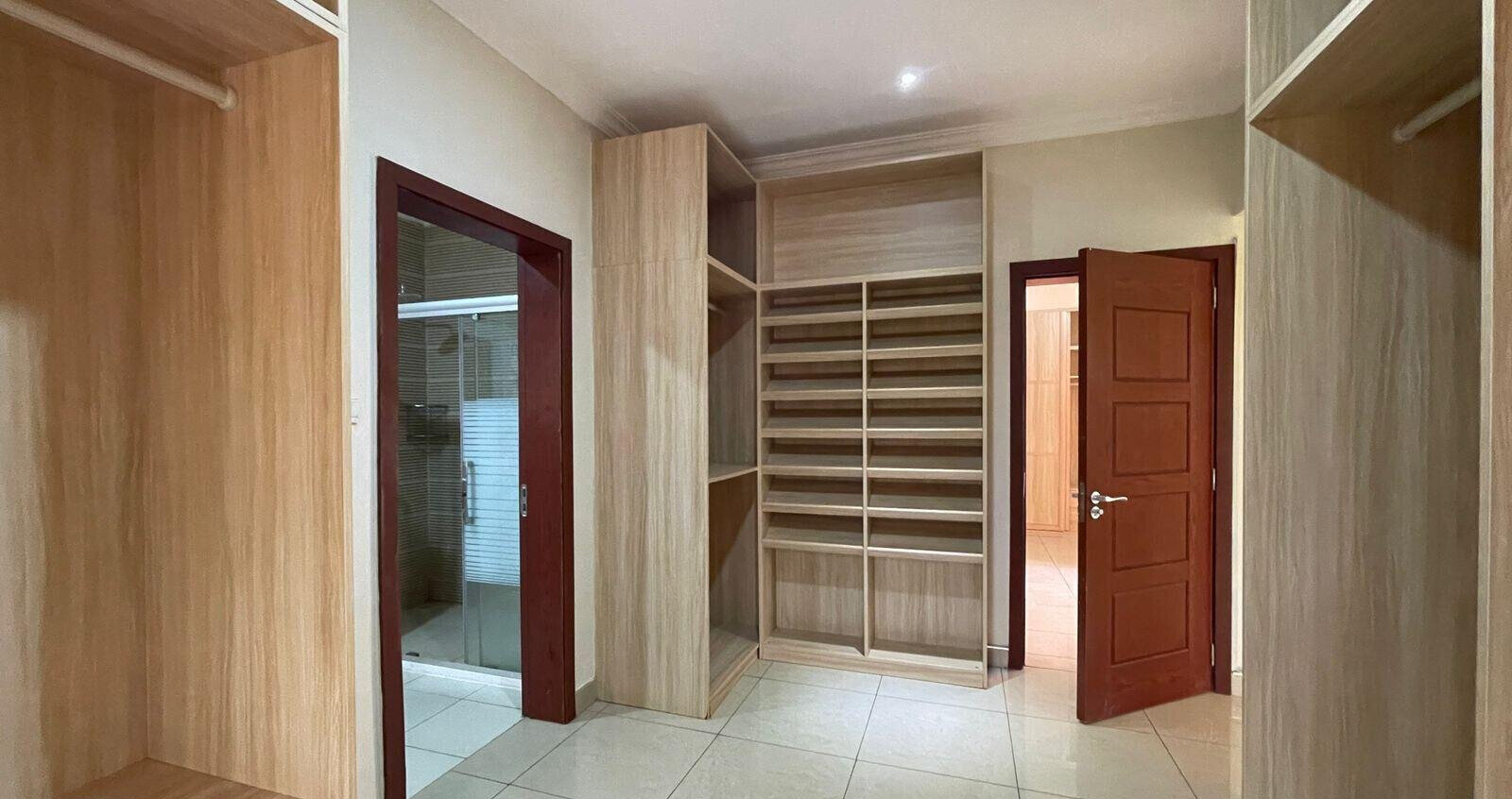 4BR All-Ensuite Villa with Lush Garden & Backup Power - New Runda