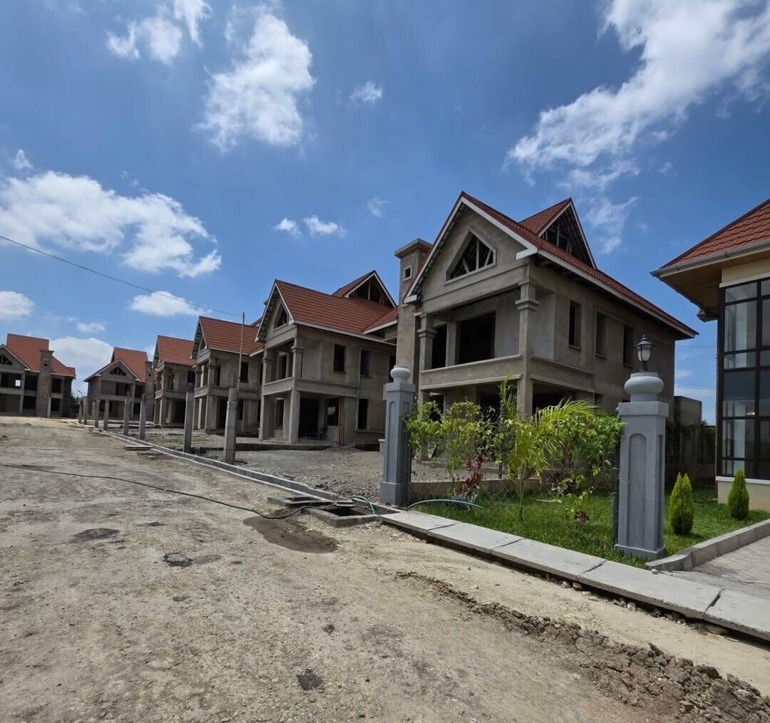 4BR All-Ensuite Townhouse with Pool & Gym - Kitengela Phase 1