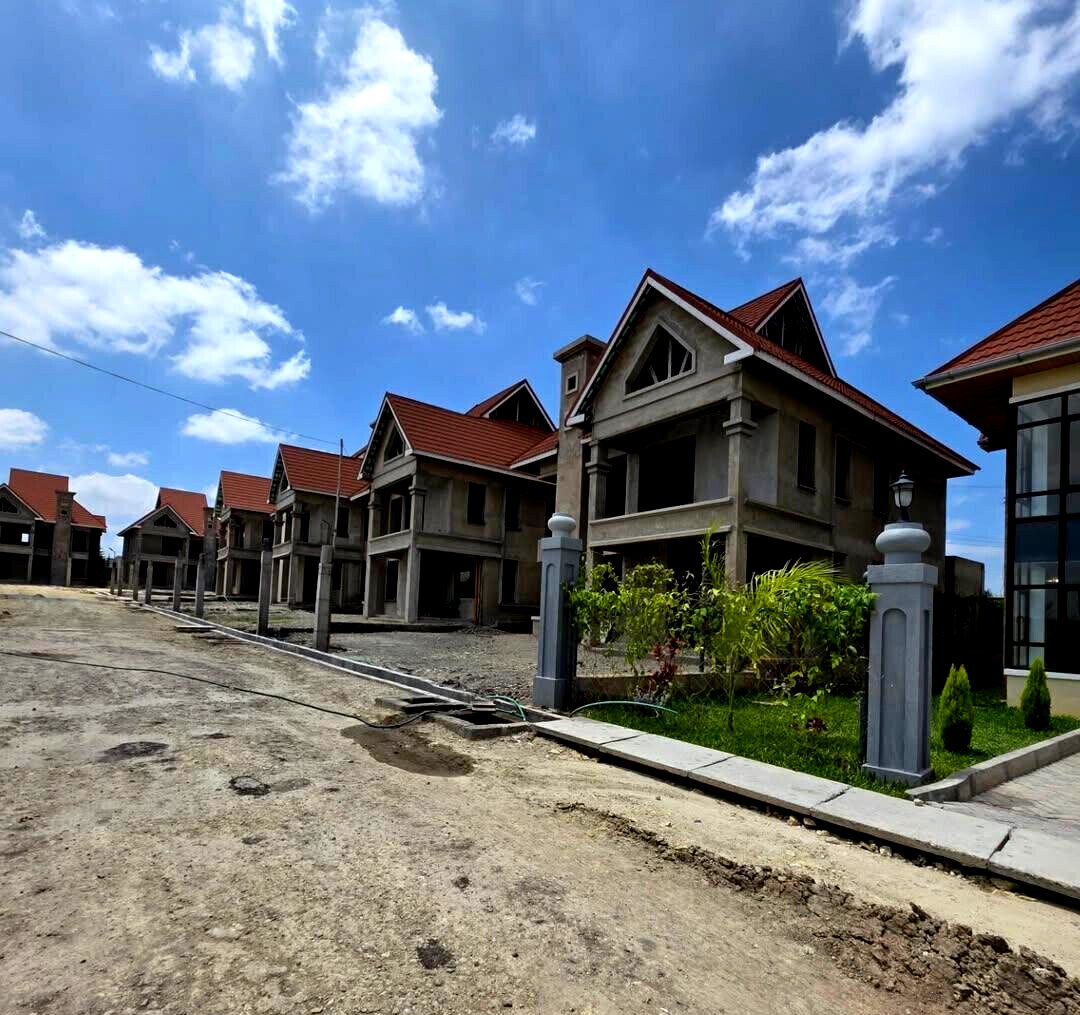 4BR All-Ensuite Townhouse with Pool & Gym - Kitengela Phase 1