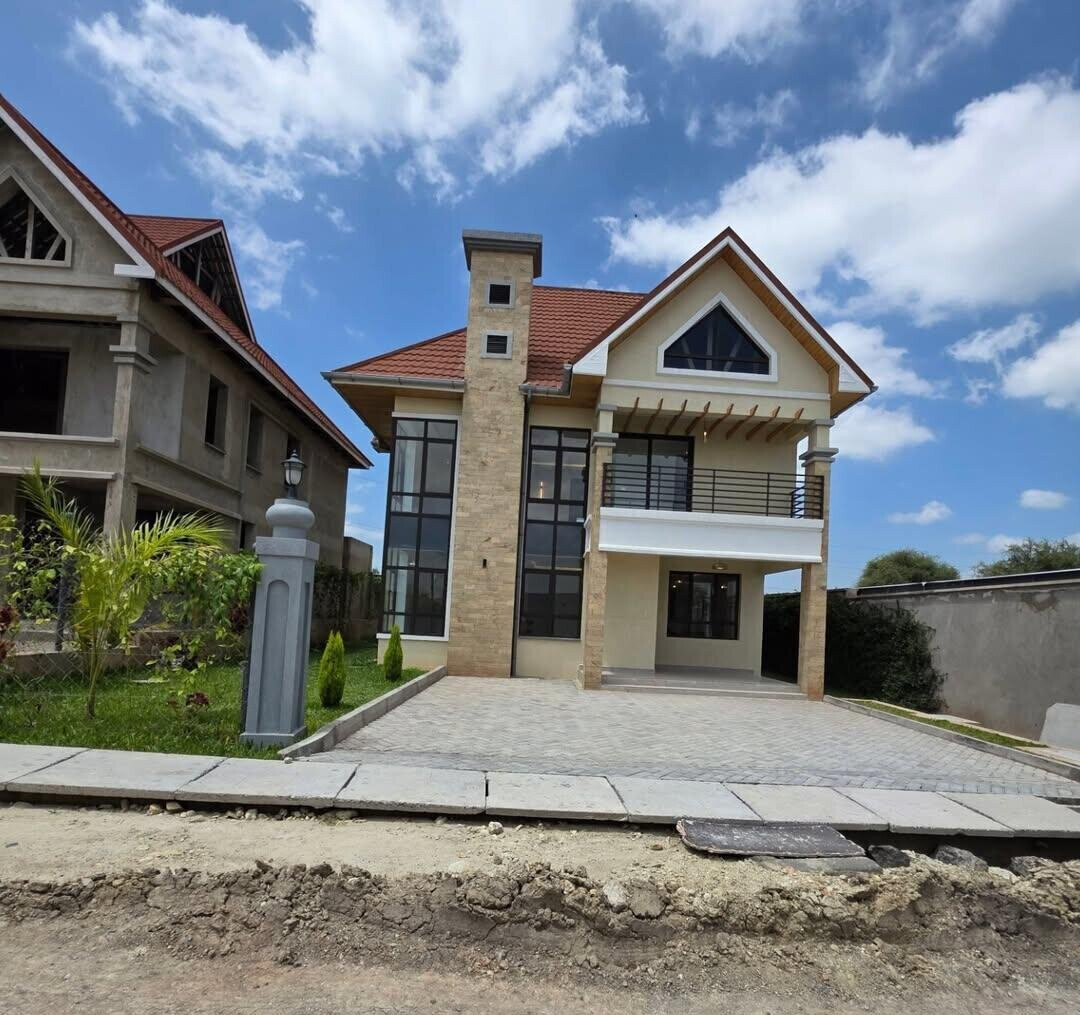 4BR All-Ensuite Townhouse with Pool & Gym - Kitengela Phase 1