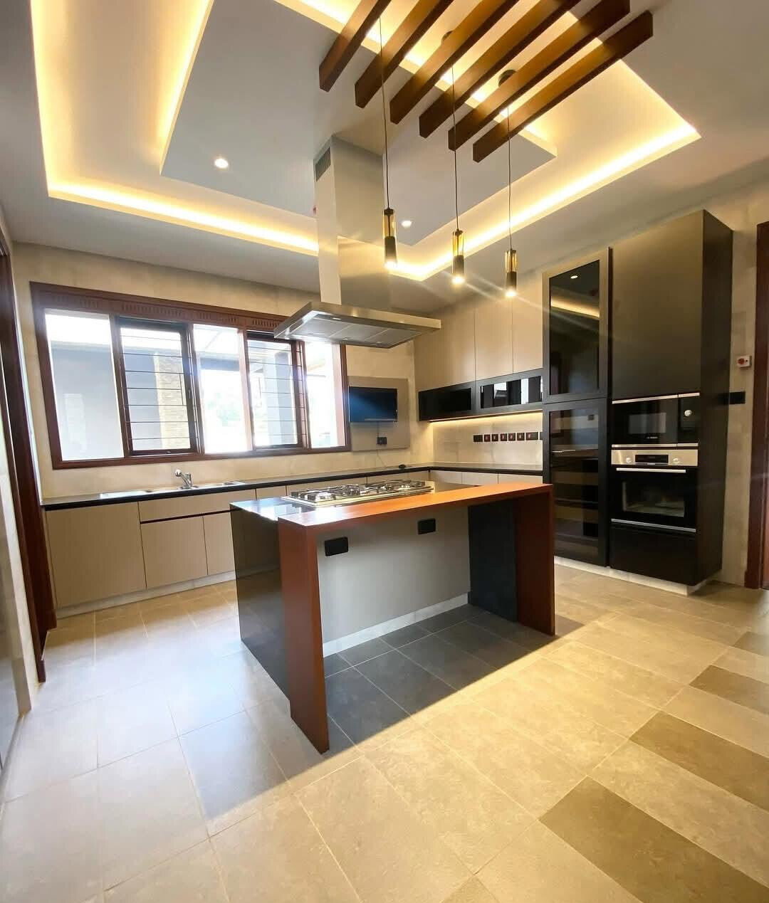 4BR Ambassadorial Home with Guest Wing & Pool - Runda