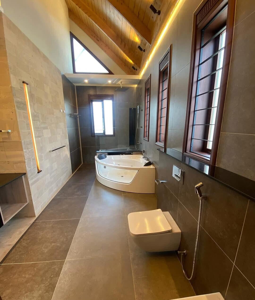 4BR Ambassadorial Home with Guest Wing & Pool - Runda