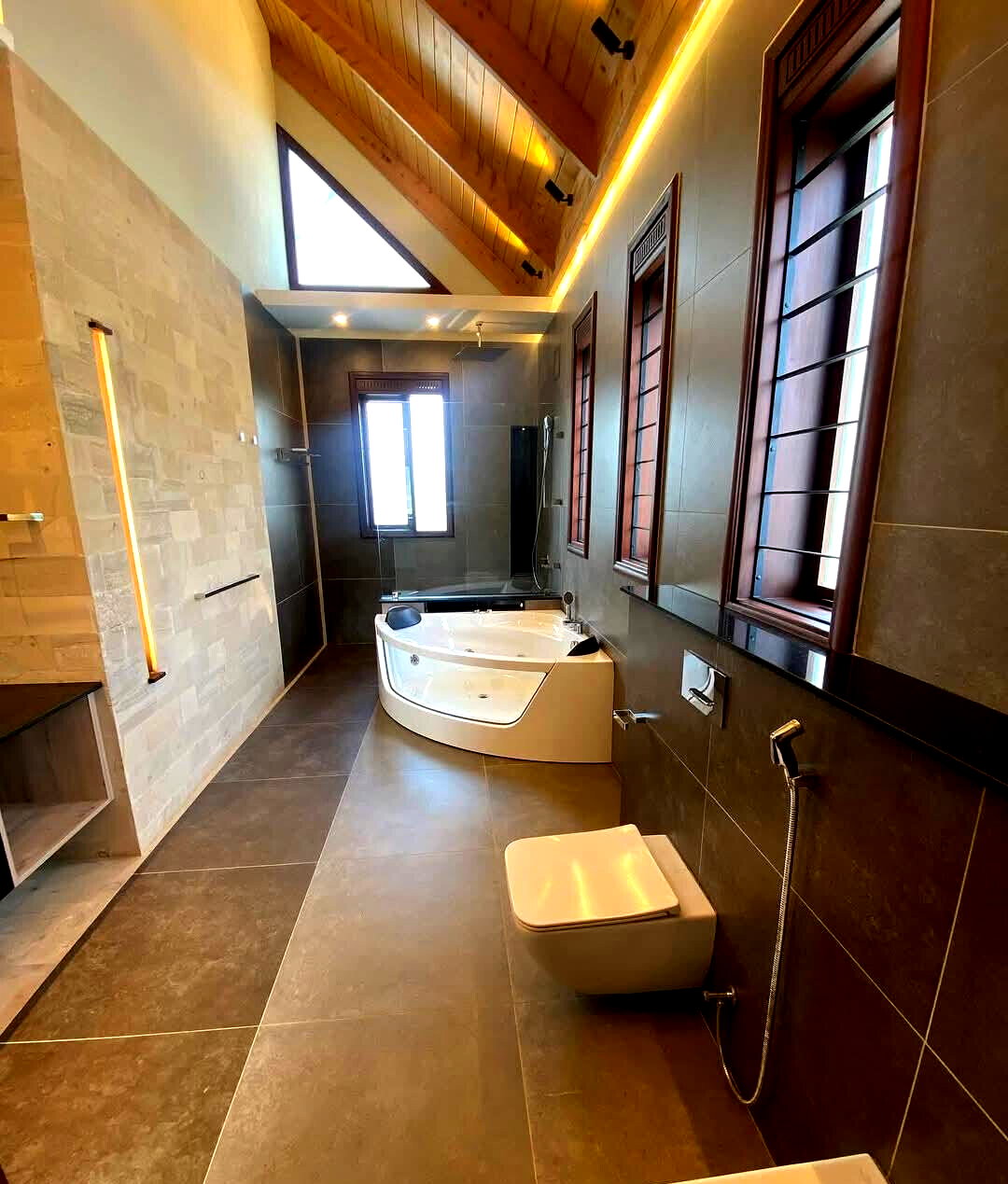 4BR Ambassadorial Home with Guest Wing & Pool - Runda