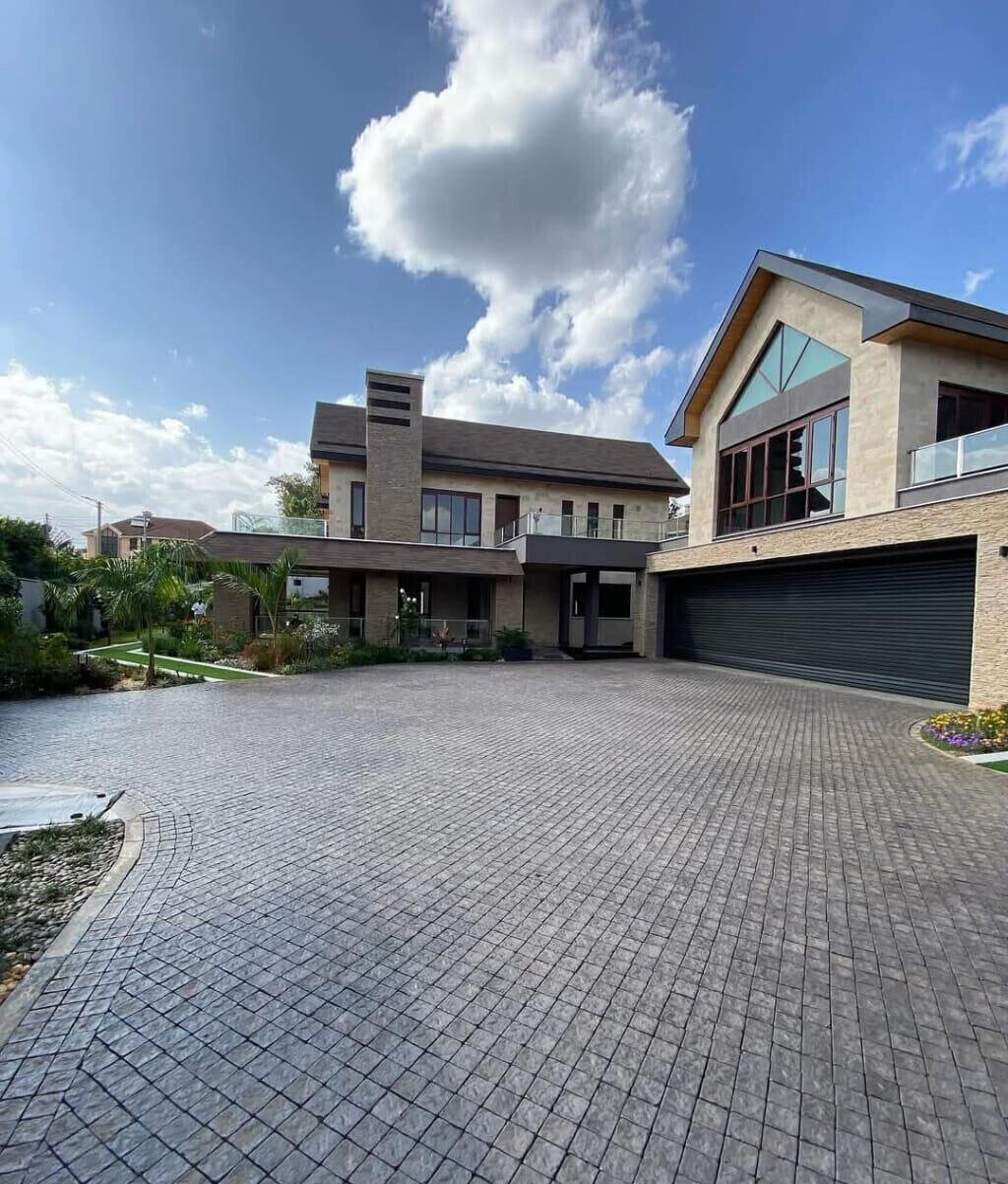 4BR Ambassadorial Home with Guest Wing & Pool - Runda