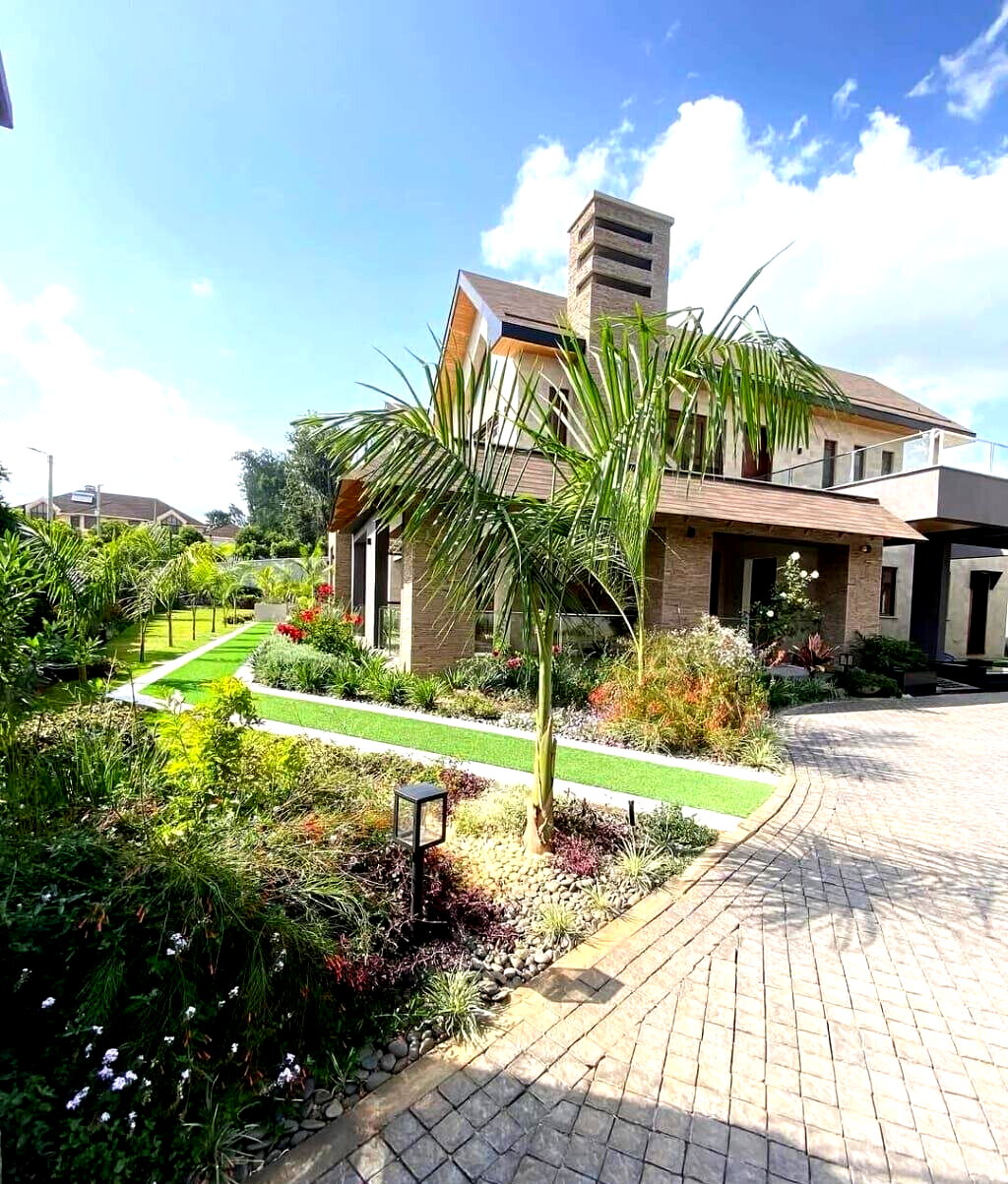 4BR Ambassadorial Home with Guest Wing & Pool - Runda