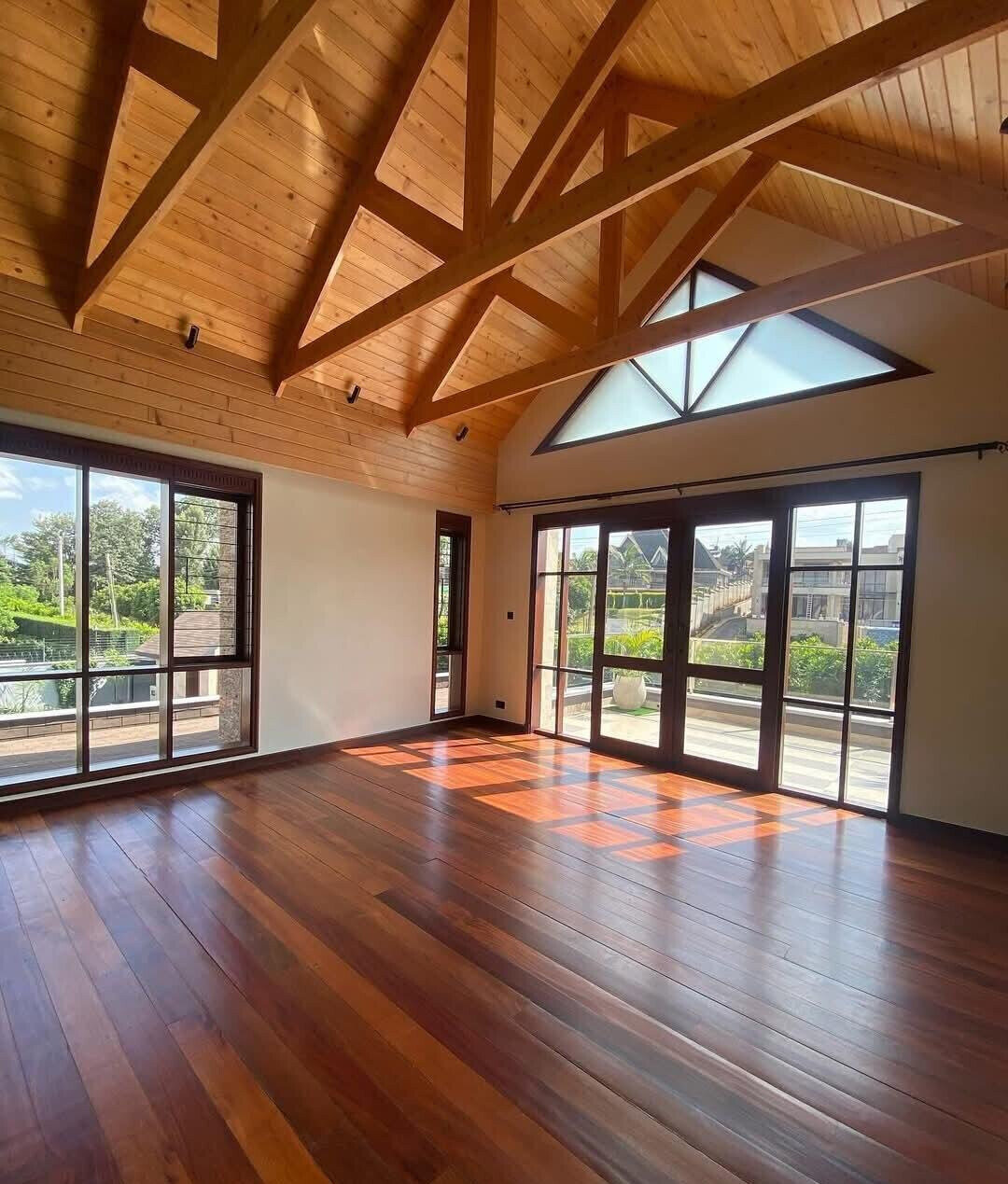 4BR Ambassadorial Home with Guest Wing & Pool - Runda